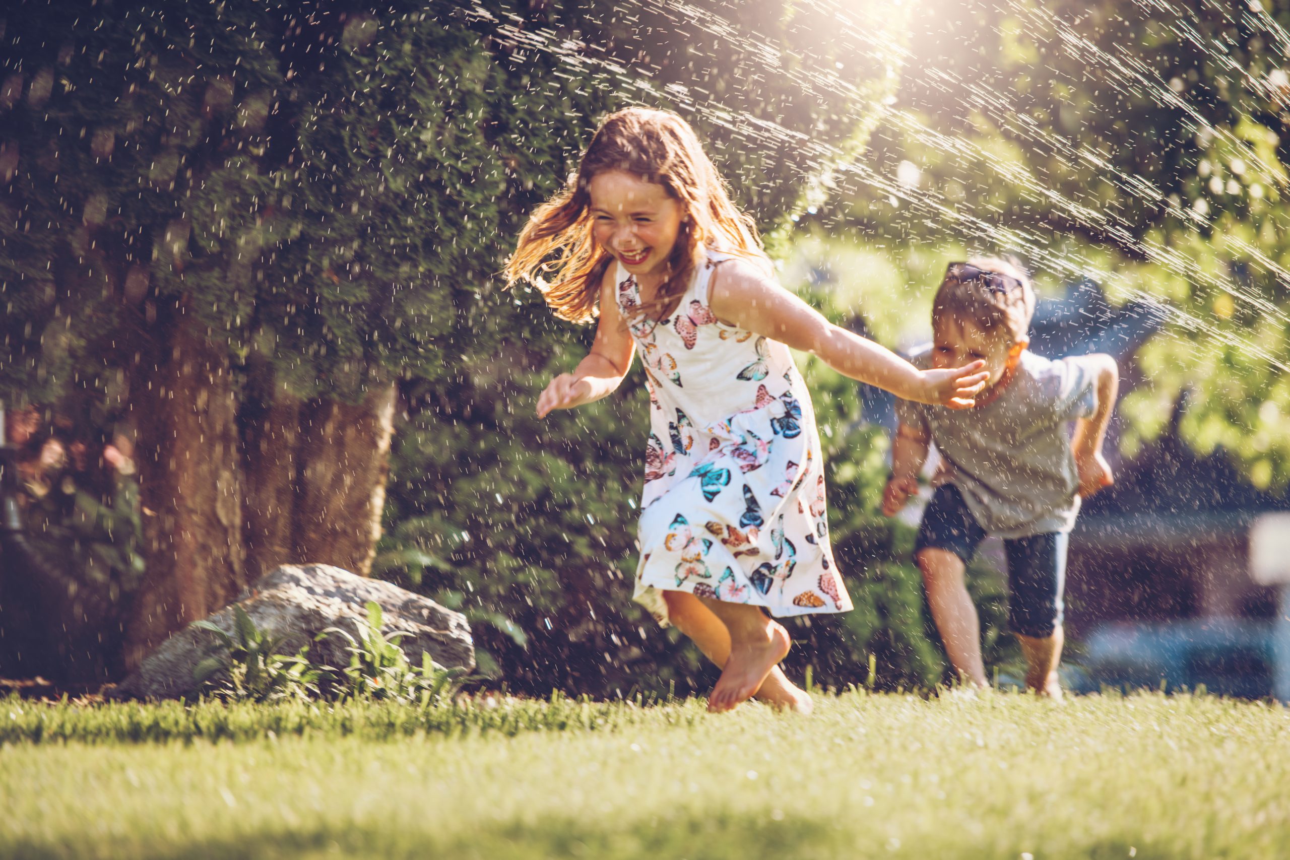 I play outside. Мальчик и девочка смеются. Дети играют картинки для детей. Это особенное лето. Новички ребенок.